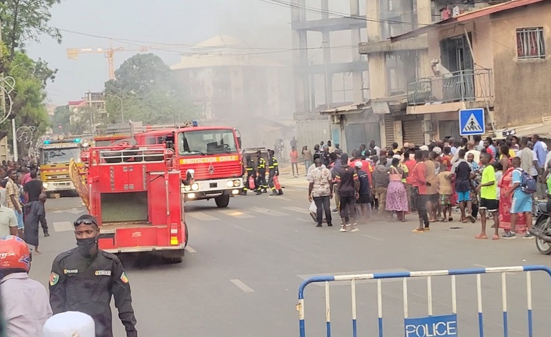 Conakry. La voiture prend feu après avoir débarqué ses passagers